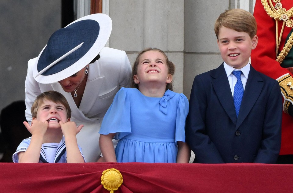Prins Louis, Kate Middleton, prinses Charlotte en prins George 