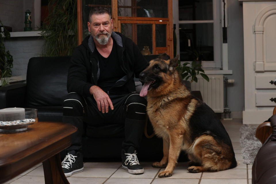 Jean-Marie Lobbinger (55) uit Neeroeteren vertelt dat hij gebeten werd door een wolf tijdens een wandeling met zijn hond Max. 