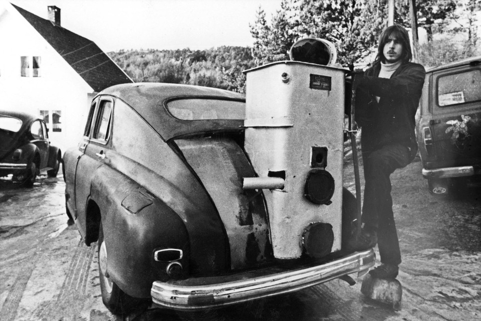 De olieschaarste was zo groot dat deze Noorse man zijn auto ombouwde zodat die kon rijden op een houtkachel. 