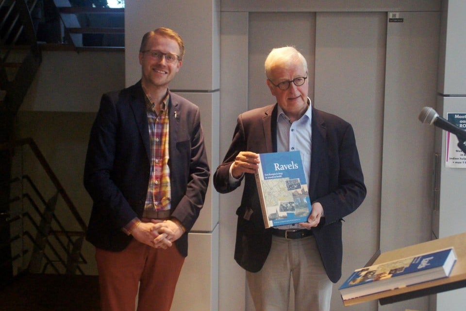 Bas Van Haeren van heemkundekring Nicolaus Poppelius overhandigde het eerste exemplaar aan burgemeester Luyten.