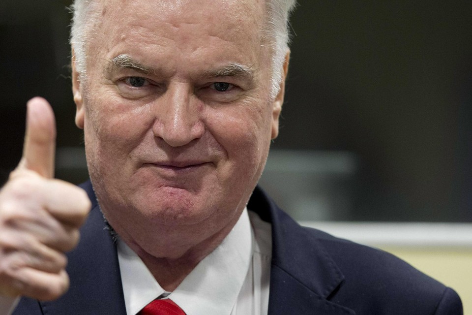 Bij het binnenkomen van de rechtbank vorig jaar stak Mladic nog uitdagend de duim omhoog. 