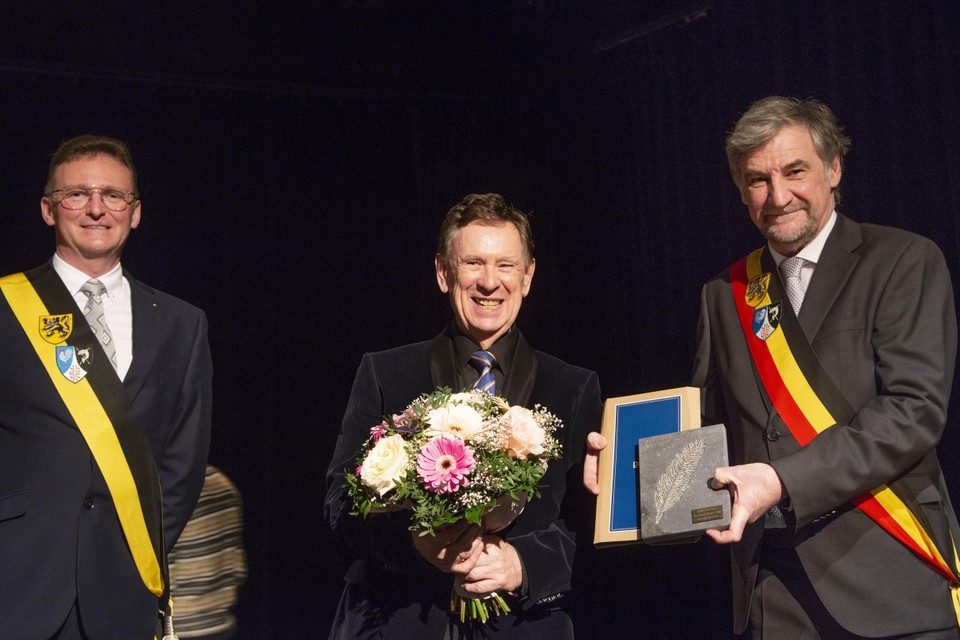 Schepen Rudi Cattrysse (links) en burgemeester Wilfried Vandaele overhandigden de prijs aan Koen Crucke (midden). 