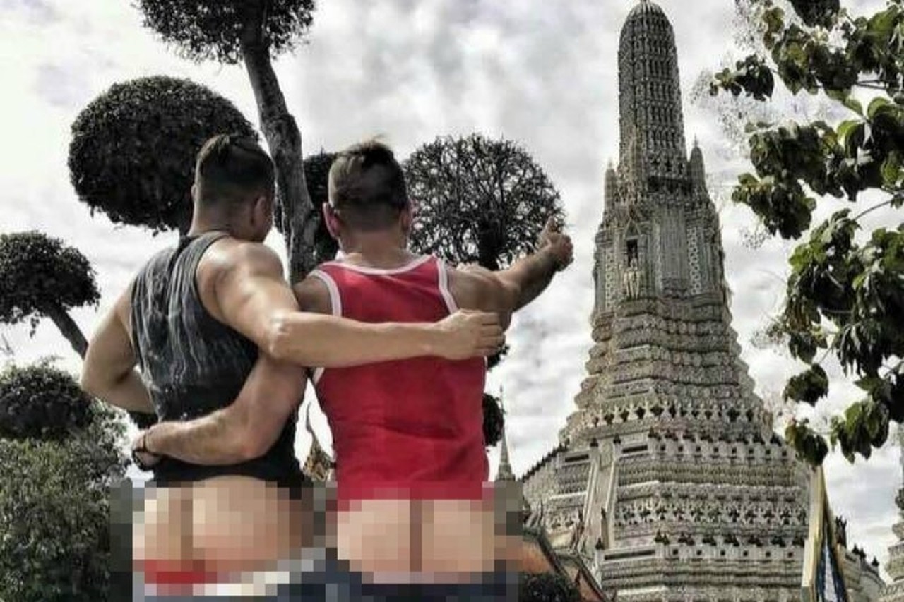 Amerikanen opgepakt omdat ze met blote billen poseren bij Thaise tempel |  Het Nieuwsblad Mobile