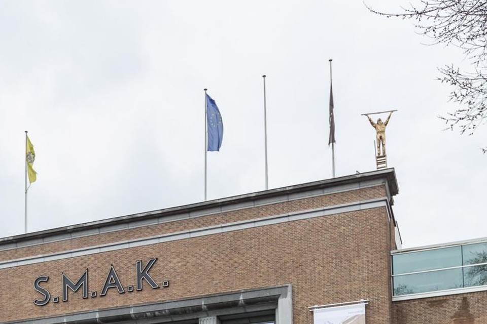 Het beeld van Jan Fabre: ‘De man die de wolken meet’ op het dak van het Gents museum SMAK