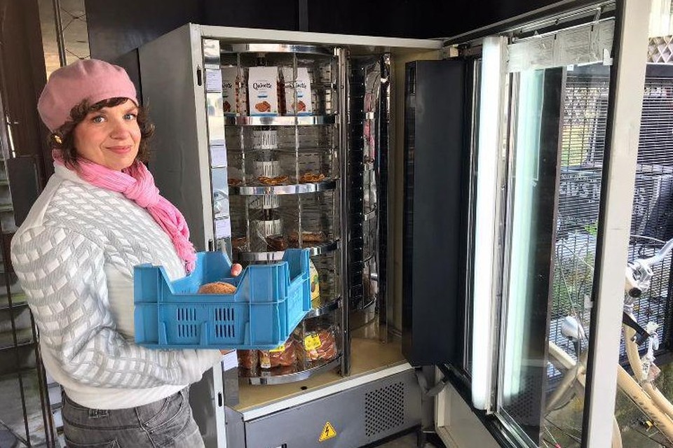 Mieke Bruggeman van Let’s Save Food vult de nieuwe automaat aan. 
