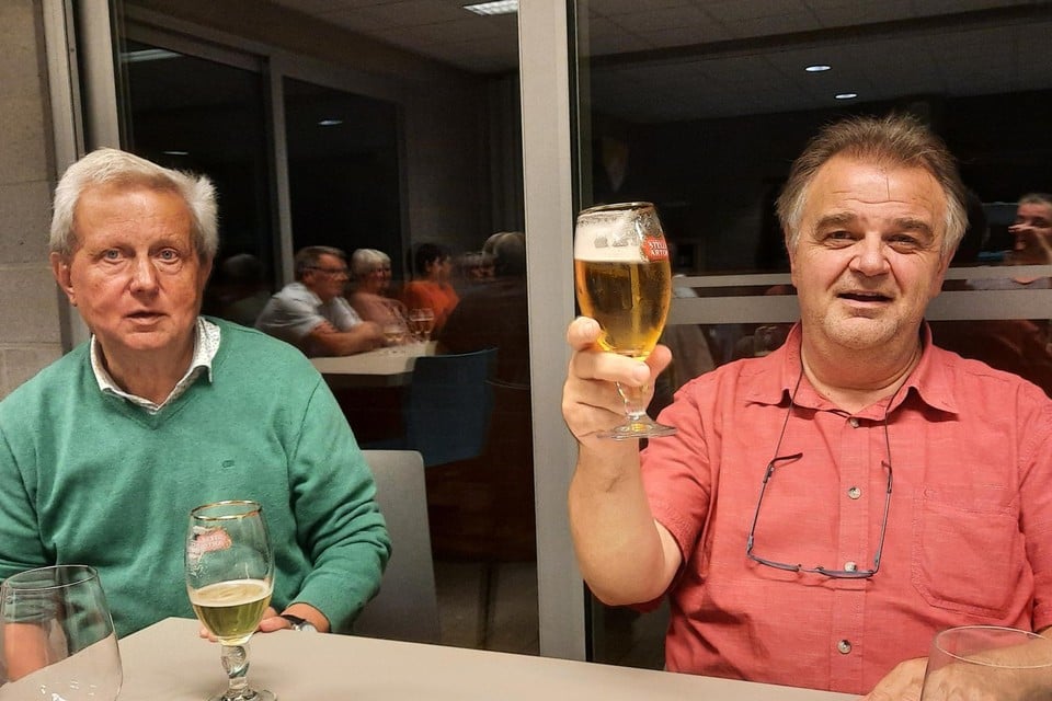 Voorzitter Walter Van Baelen (rechts) toost samen met bestuurslid Jef Peeters op het tachtigjarig bestaan van de KWB in Tielen.