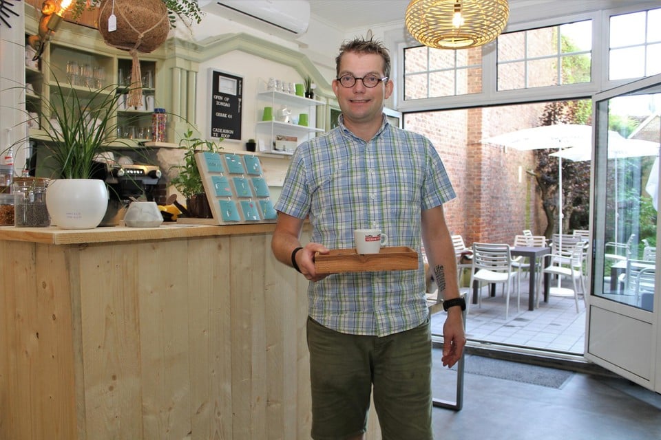 Bart Bruynseels bij de toog in zijn Koffiejungle.