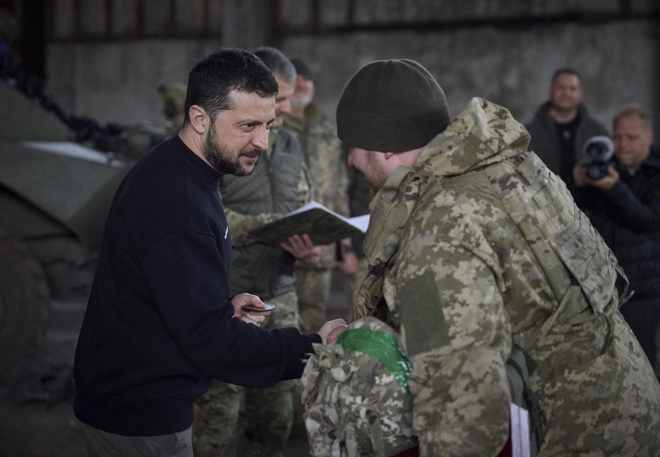 De Oekraïense president Zelenski bracht woensdag een bezoek aan de troepen nabij Bachmoet.