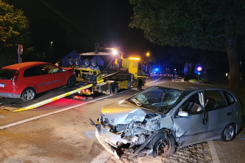 Brusselsesteenweg in Merchtem for hours closed by frontal collision: « Four wounded, luckily no one in danger » (Merchtem)