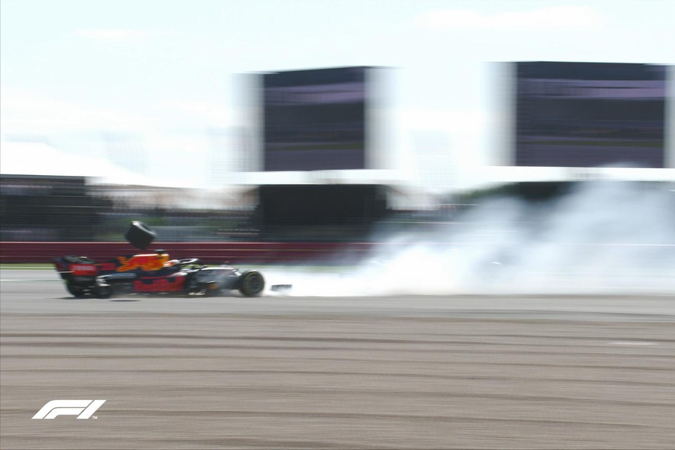 Een van dé beelden van het Formule 1-seizoen 2021: Max Verstappen vliegt aan hoge snelheid van de baan na een botsing met Lewis Hamilton. 