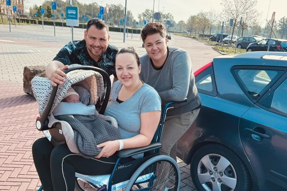 De vrouw beviel uiteindelijk op de parking van het Isala-ziekenhuis in Zwolle