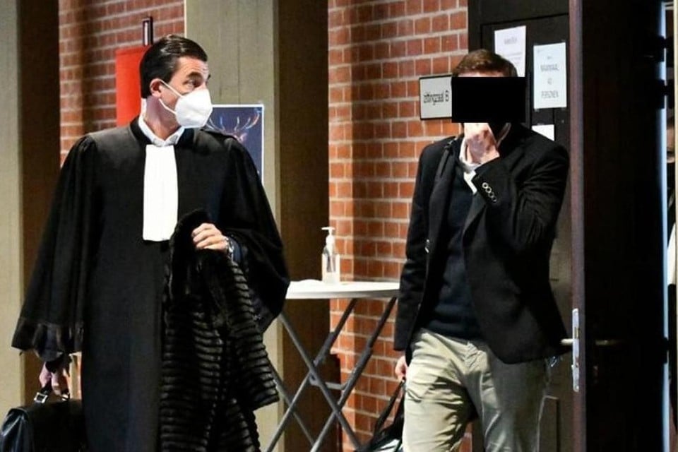 Consultant C.S. (36) bij het verlaten van de rechtbank in Brugge, geflankeerd door advocaat Kris Luyckx. 