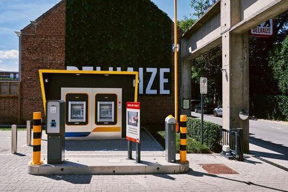 Aan deze kiosk met twee geldautomaten op de parking van Delhaize kan je geld afhalen. 