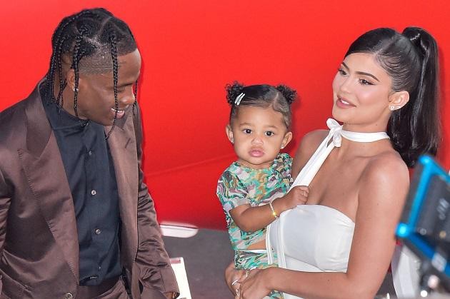 Kylie Jenner con Travis Scott e la loro figlia Stormi. 