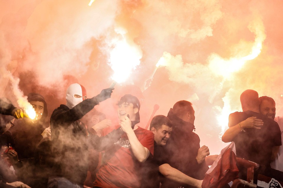 De topper tussen Standard en Anderlecht van afgelopen weekend werd ontsierd door supporters die vuurwerk op het veld gooiden. 
