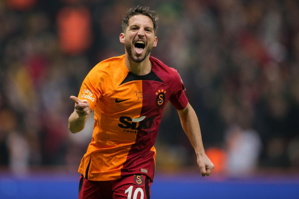 Kampioen Dries Mertens blijft een jaartje langer in Istanboel.