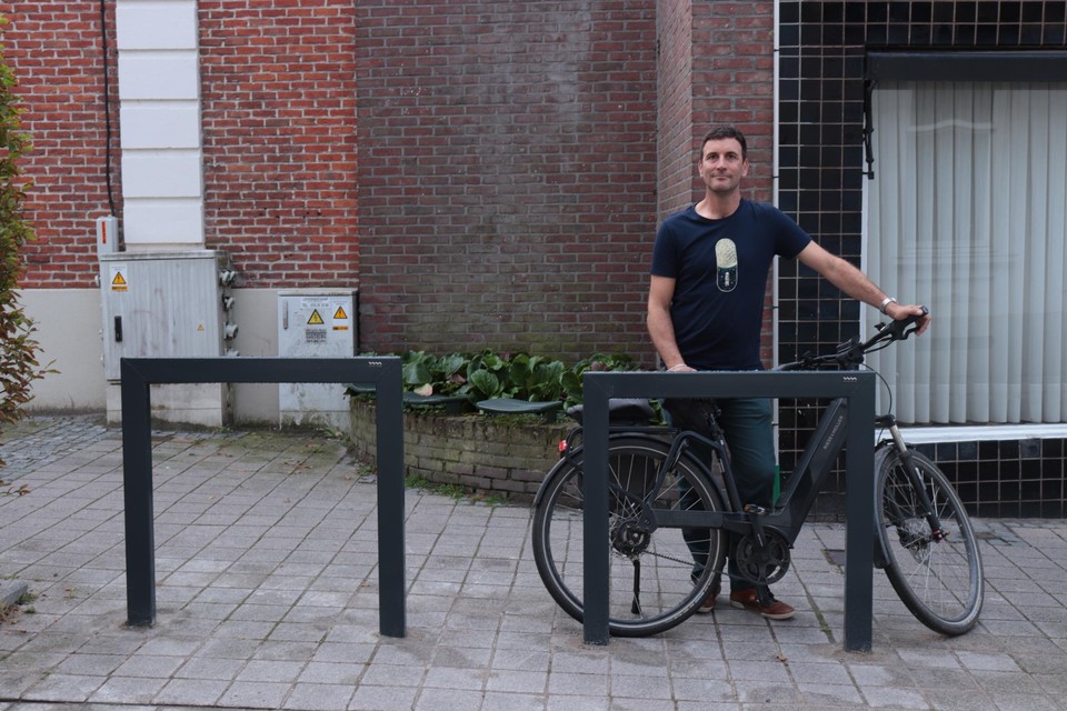 Schepen van Mobiliteit Wouter Vande Winkel bij een van de nieuwe fietsbeugels.