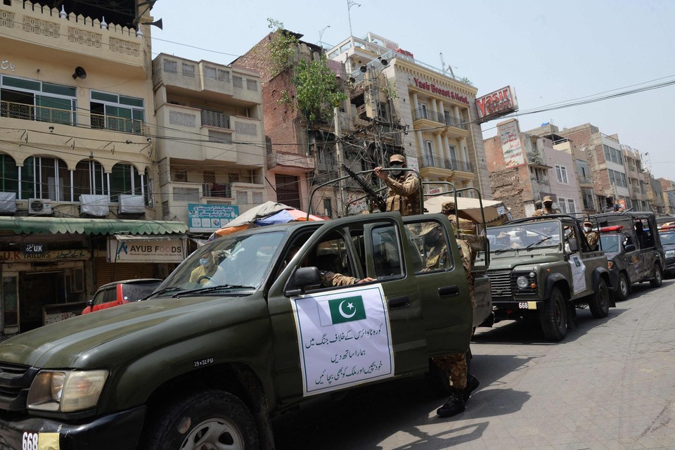 Het Pakistaanse leger patrouilleert in de straten van Lahore. 