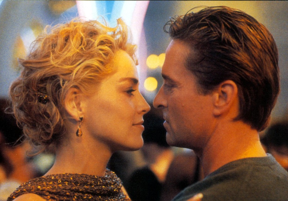 Sharon Stone samen met Michael Douglas in ‘Basic instinct’.