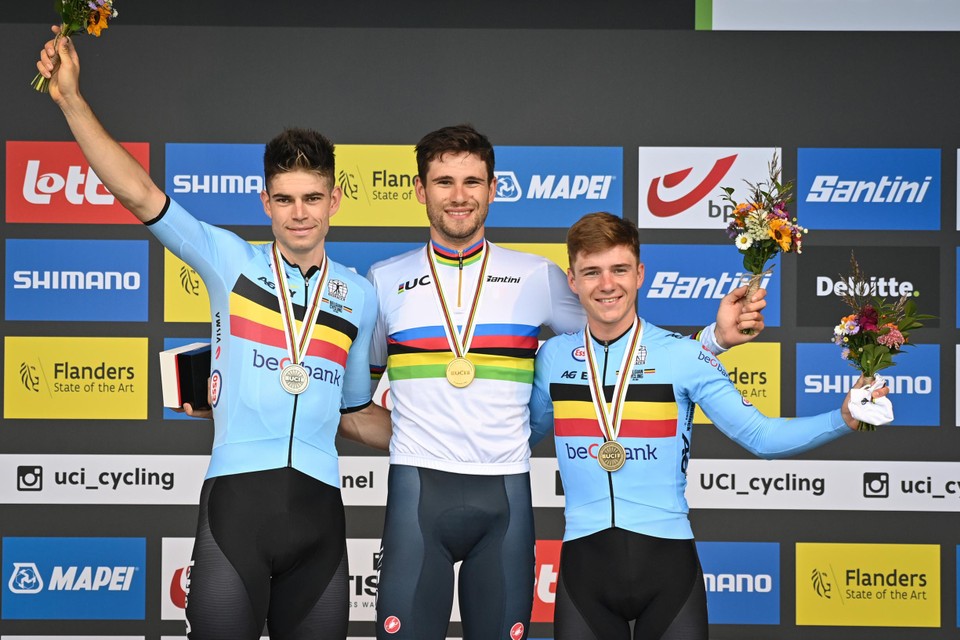 Vorig jaar flankeerden Wout van Aert en Remco Evenepoel in eigen land de Italiaan Filippo Ganna op het podium. 