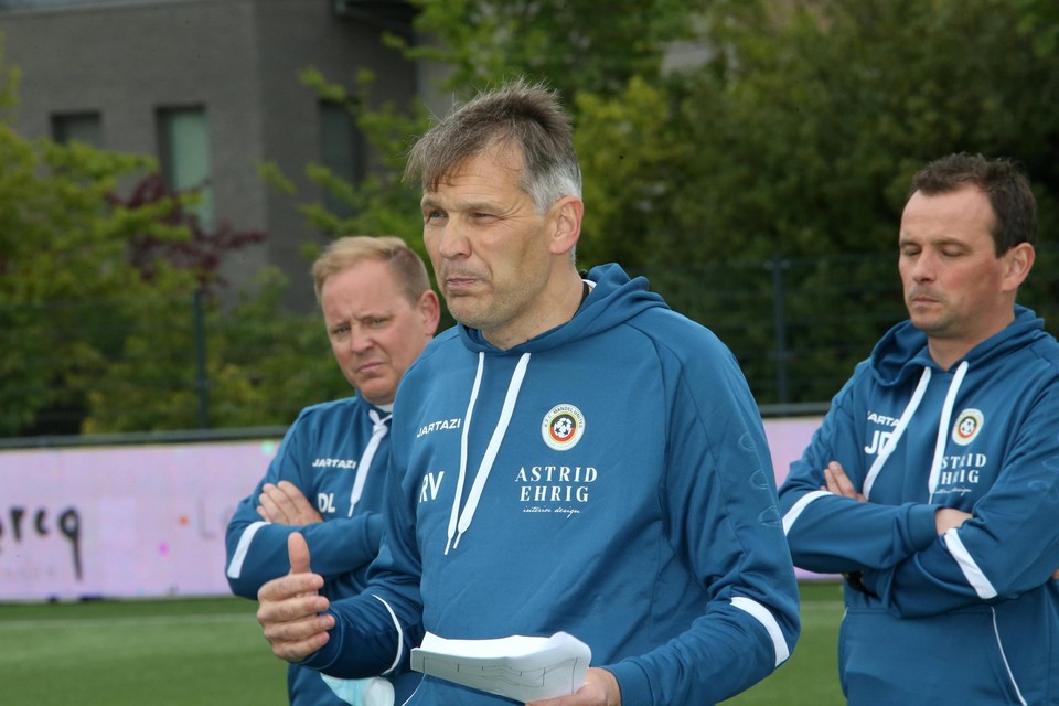 Mandel B-trainer Jurgen Dierick (rechts) luistert naar Rudi Verkempinck, zijn collega van de A-ploeg.