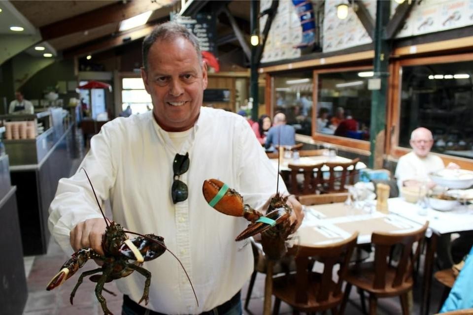 Piet Devriendt in zijn restaurant de Oesterput in Blankenberge. De uitbater is momenteel aan de slag in Dubai. 
