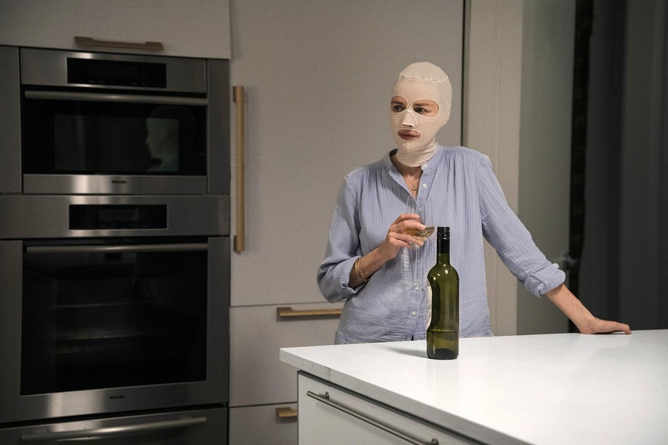 Naomi Watts verstopt haar gezicht achter verband in ‘Goodnight mommy’, een volstrekt nutteloze remake van het Oostenrijkse origineel. 