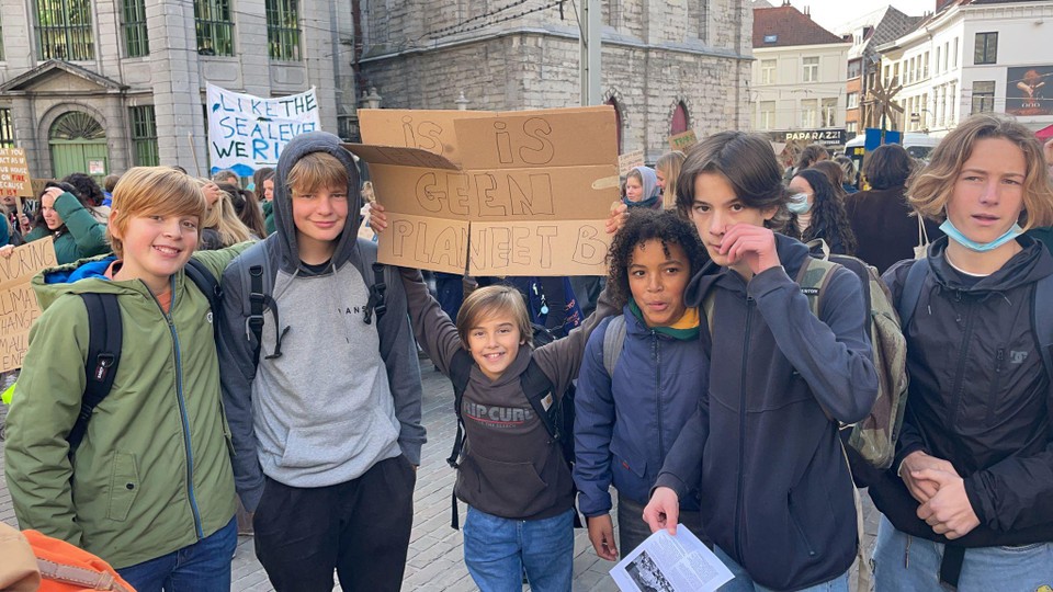 De 13-jarige Staf (midden) is blij dat hij eindelijk kan deelnemen aan de klimaatmars. “Tijdens de vorige was ik nog te jong” 