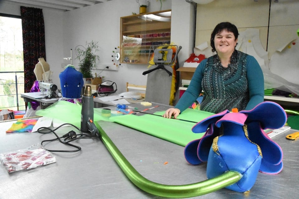 Veerle Vanhasselt ruilde in haar naai-atelier de kleurrijke carnavalsstofjes voor medisch textiel om schorten te stikken. Die zijn bedoeld voor de zorgverleners op de spoedafdeling van het Sint-Mariaziekenhuis.