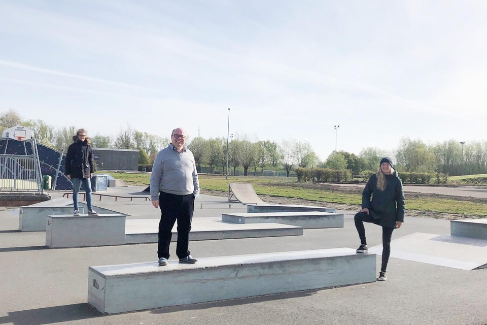 Schepen van Sport Peter Simoens samen met Griet Bonamie en Ella Haeck van de sportdienst op het huidige skatepark. 