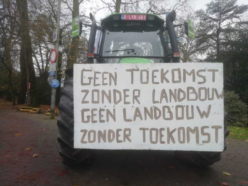 Ook in Gent aan de Heuvelpoort verzamelen tractors zich.  