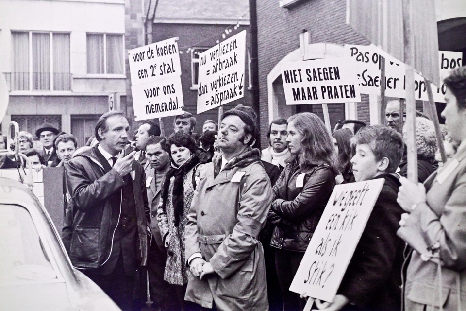 Lode Lambrechts, links met de megafoon, tijdens een protestactie in de jaren zeventig, als prille stichter en voorzitter van het Nationaal Komitee van Weekendverblijvers en Vaste Bewoners (NKWV).