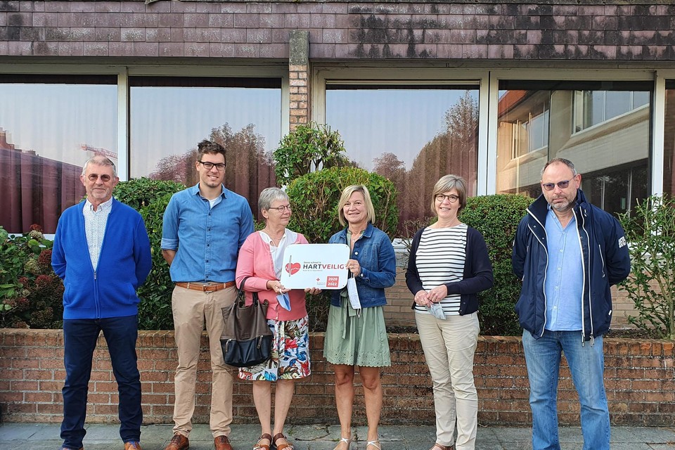 Directeur Hilde Van Compernolle en adjunct-directeur Françoise Merveille kregen het Hartveilig-label uit handen van spoedarts Jan Devloo en een delegatie van het Rode Kruis Veurne. 