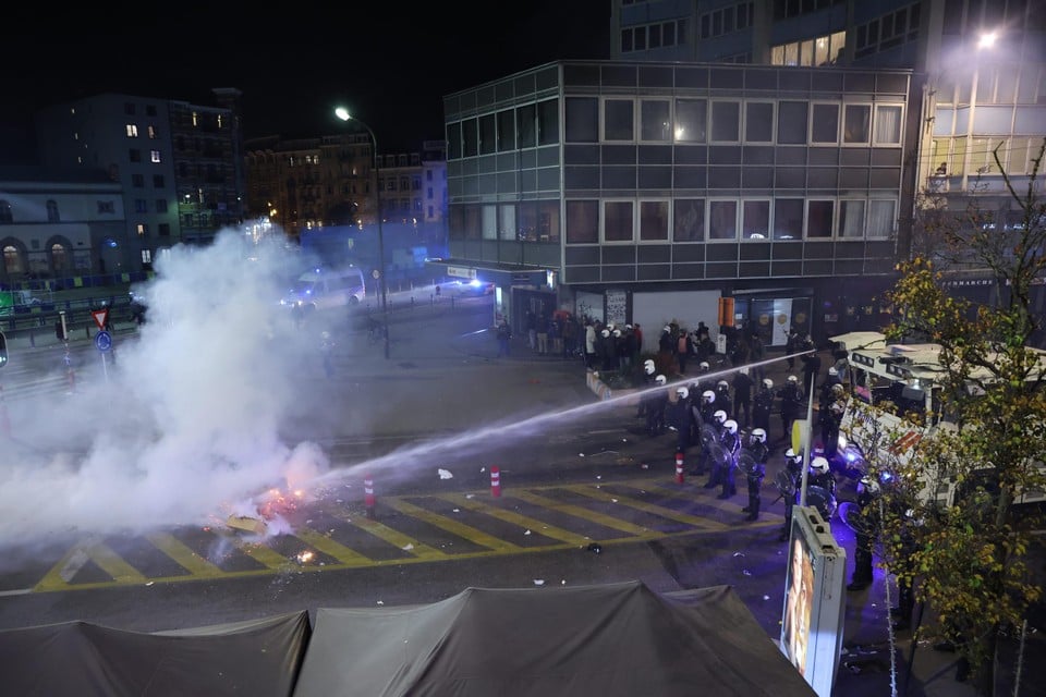 Het waterkanon werd ingezet om brandjes te doven. 