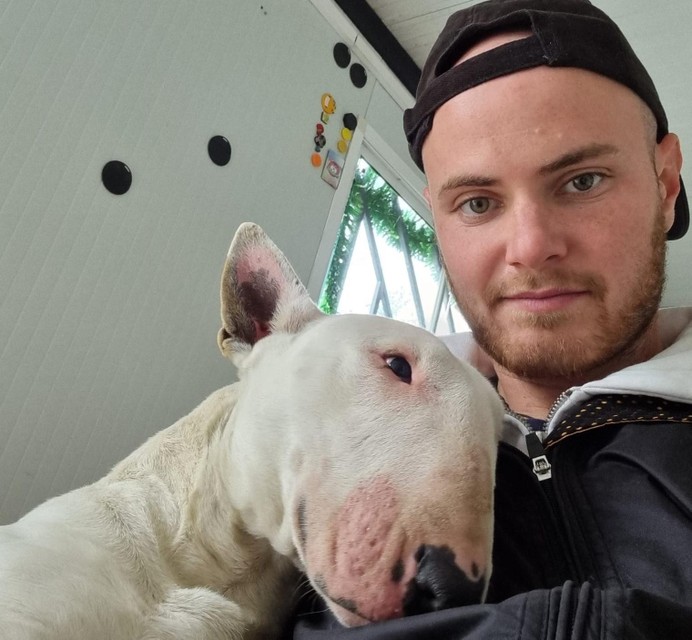 Mitch met een bull terrier.