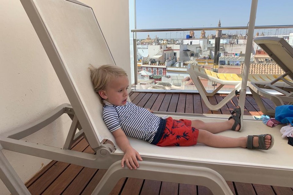 Otis, het zoontje van Toon Vandyck, ligt te puffen op het balkon van hun woning in Sevilla.  