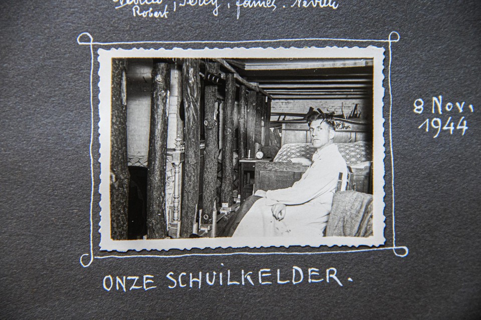 De schuilkelder werd onderstut met boomstammen.
