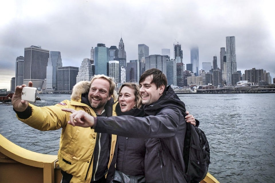 Selfie met toeristen en de skyline van New York.