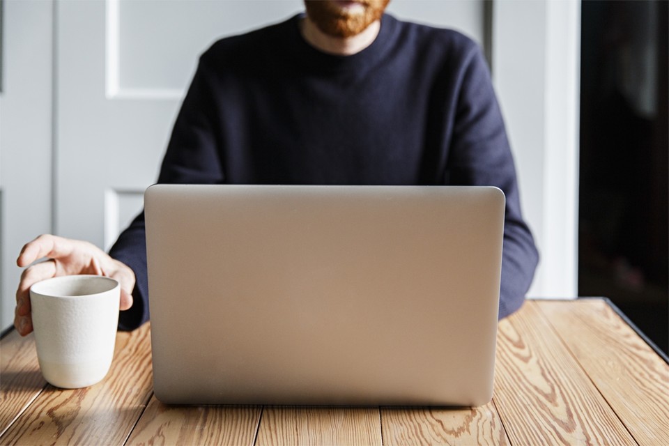 Vooral de laptop zorgt voor nek- en rugklachten; je kijkt dan constant naar beneden en buigt het hoofd wat voorover.