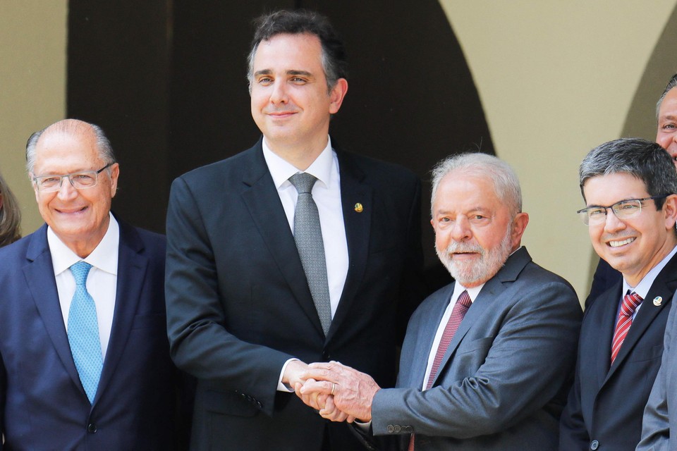 Lula schudt de hand met Senaatsvoorzitter Rodrigo Pacheco (tweede links), naast zijn vicepresident Geraldo Alckmin (links). 