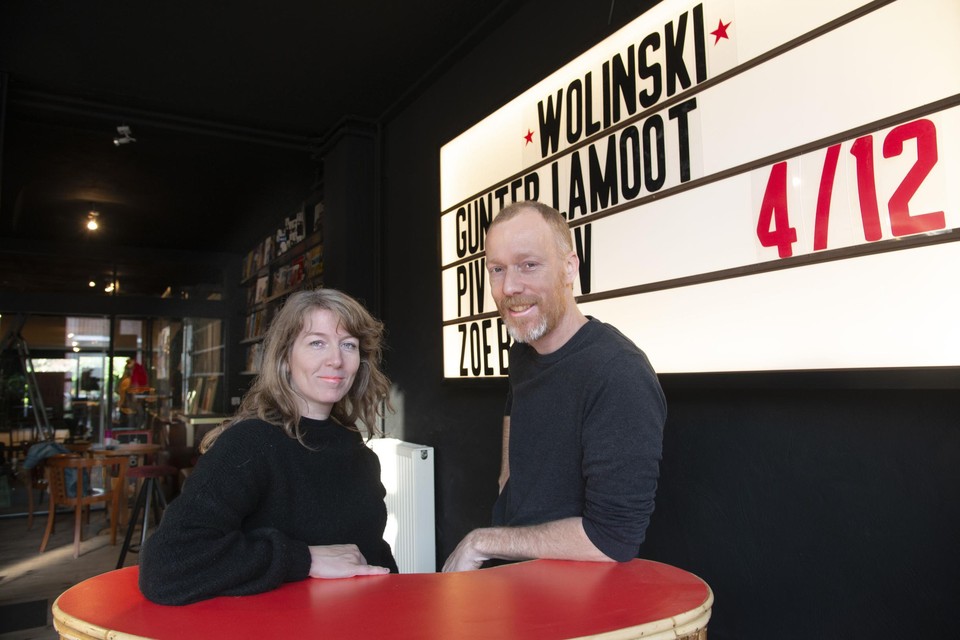 Marloes De Cloedt en David Galle in hun gloednieuwe comedyclub Wolinski. 