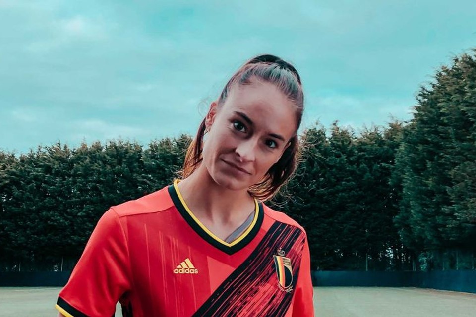 Gevangene paddestoel Downtown Nu ook officieel: Belgische voetbalbond stelt EK-shirt voor, de primeur is  voor de Red Flames | Het Nieuwsblad Mobile