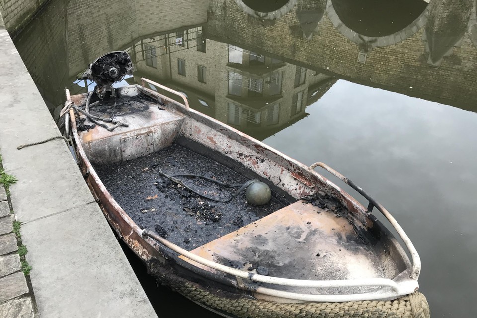 Het gestolen bootje werd uitgebrand teruggevonden.