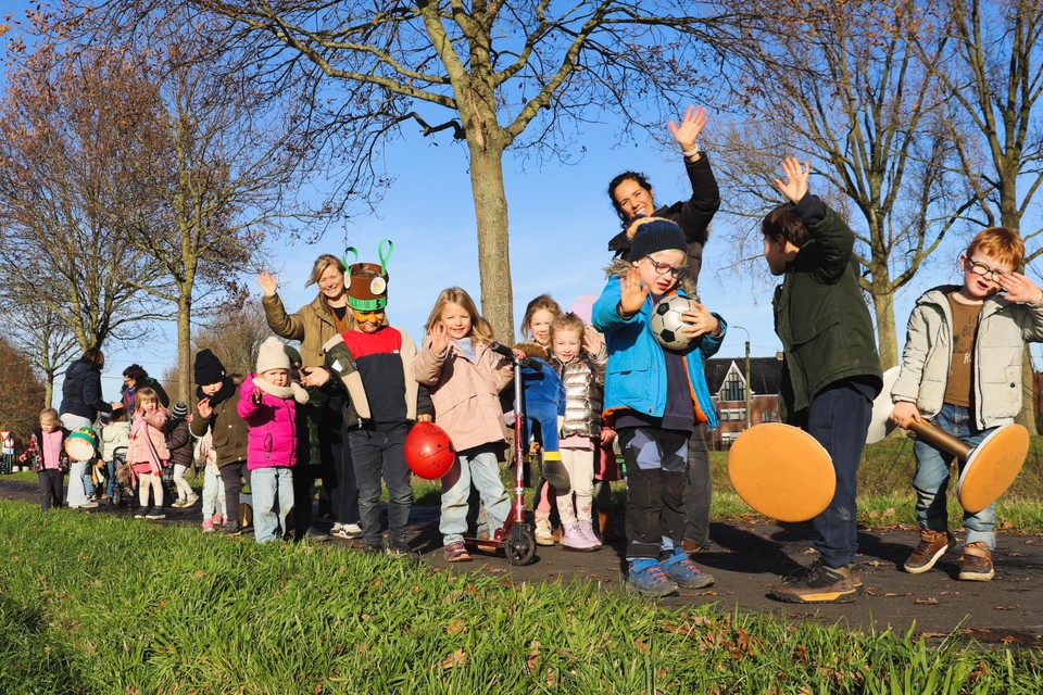 Kleuters Sint-Martinus wandelen in stoet liefst 3 kilometer naar hun nieuwe  school: “Hun beentjes zijn getraind”