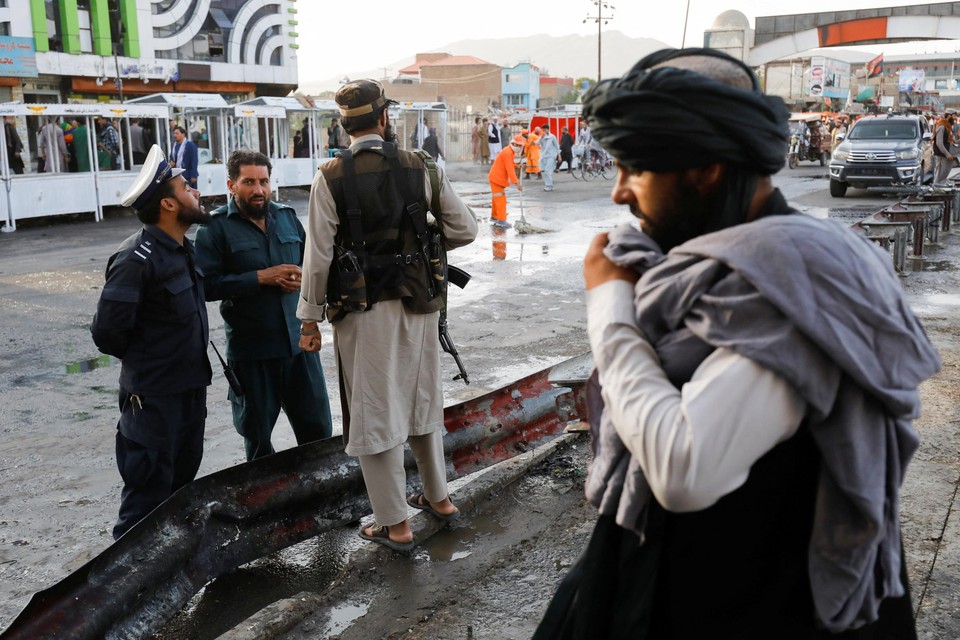 Taliban bewaken de plaats van een ontploffing in Kaboel. 