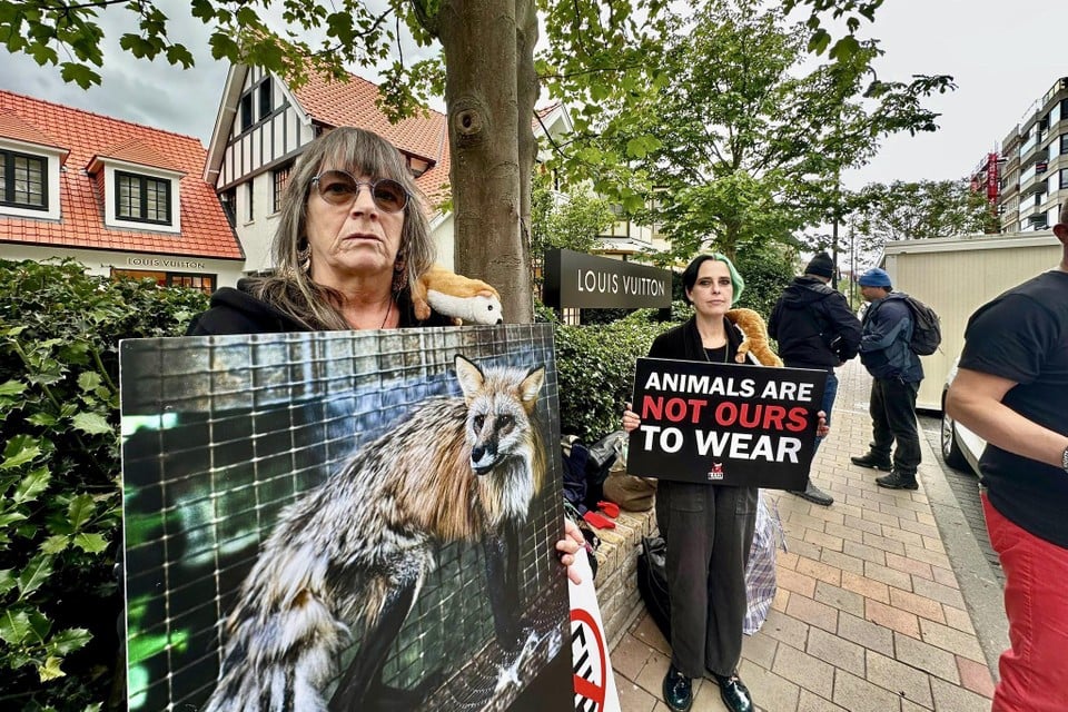 Activators protest against fur industry at Louis Vuitton location in Knokke: « You have blood on your hands » (Knokke-Heist)