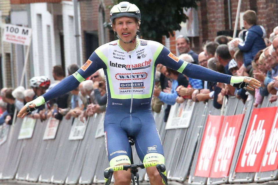 De Nederlander Taco van der Hoorn hield de spurtende groep af en won solo.