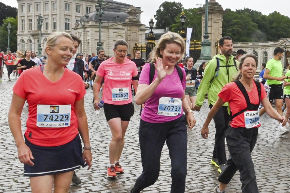 Queen Mathilde walks 20 km through Brussels in less than three hours (Brussels)