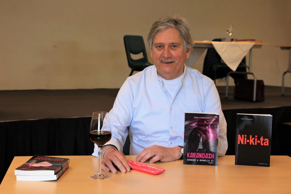 Schrijver Johan D’Haveloose met zijn twee nieuwe boeken. 