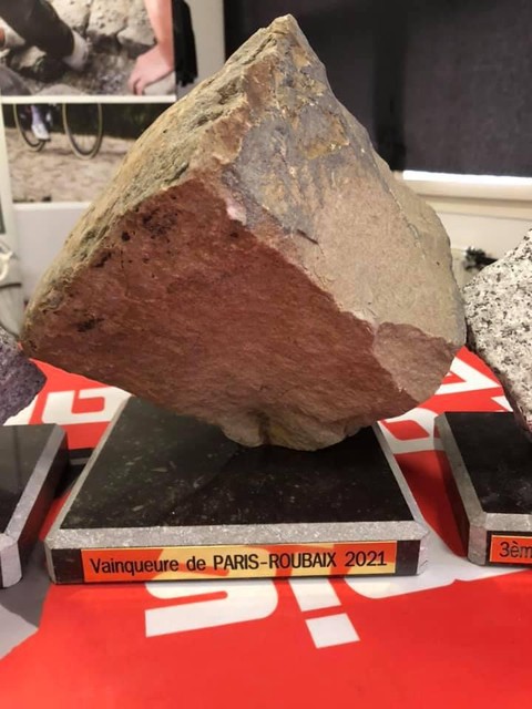 Ook voor de vrouwen ligt er vanaf dit jaar een kassei te wachten op de winnares.
